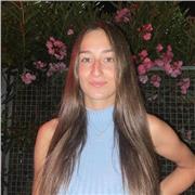 Profesora apta para dar clases a niños de primaria, eso y bachillerato.